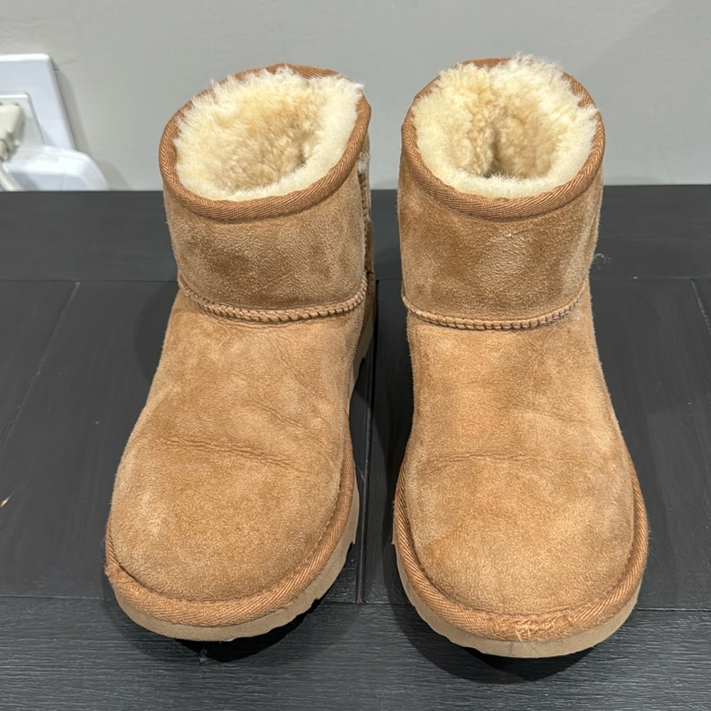 Ugg Boots (chestnut color) Big Kids Size 4.